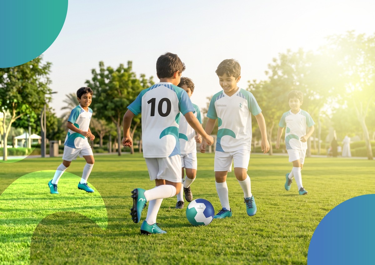 أطفال يلعبون كرة القدم في حديقة مشمسة — أنشطة البرنامج الصيفي الميدانية